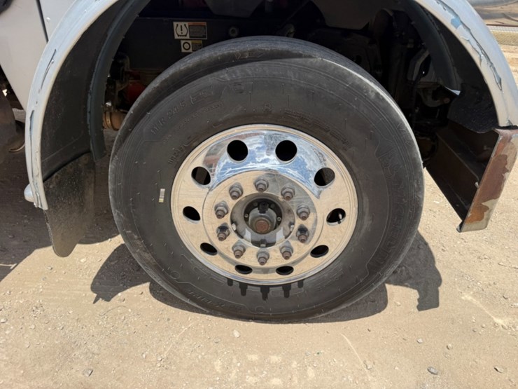 2019-peterbilt-389-image-15