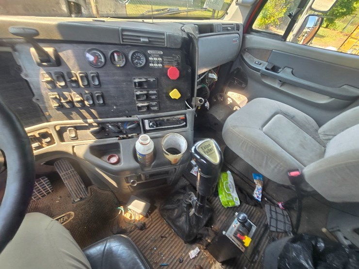 2003-freightliner-columbia-120-image-39