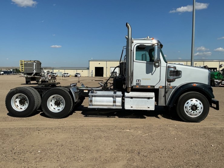2015-freightliner-coronado-122-sd-image-4