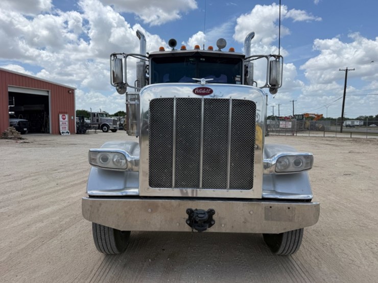 2019-peterbilt-389-image-2