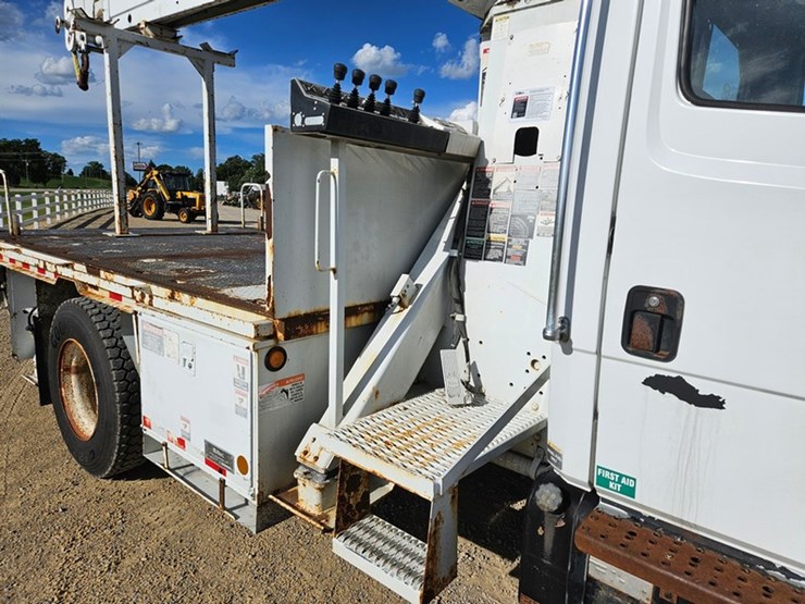 2002-freightliner-fl80-image-13