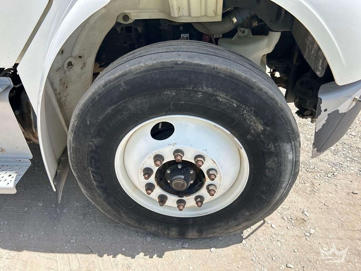 2019-freightliner-m2-106-image-38