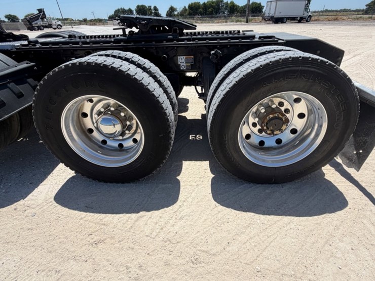 2020-peterbilt-389-image-16