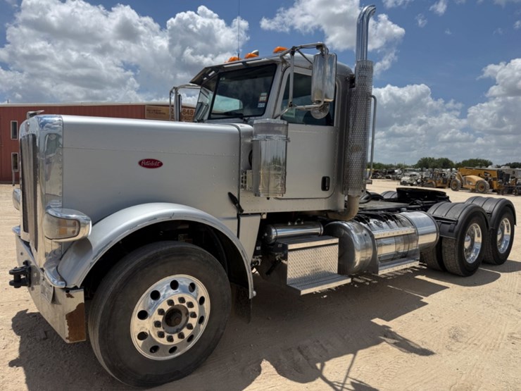 2019-peterbilt-389-image-1
