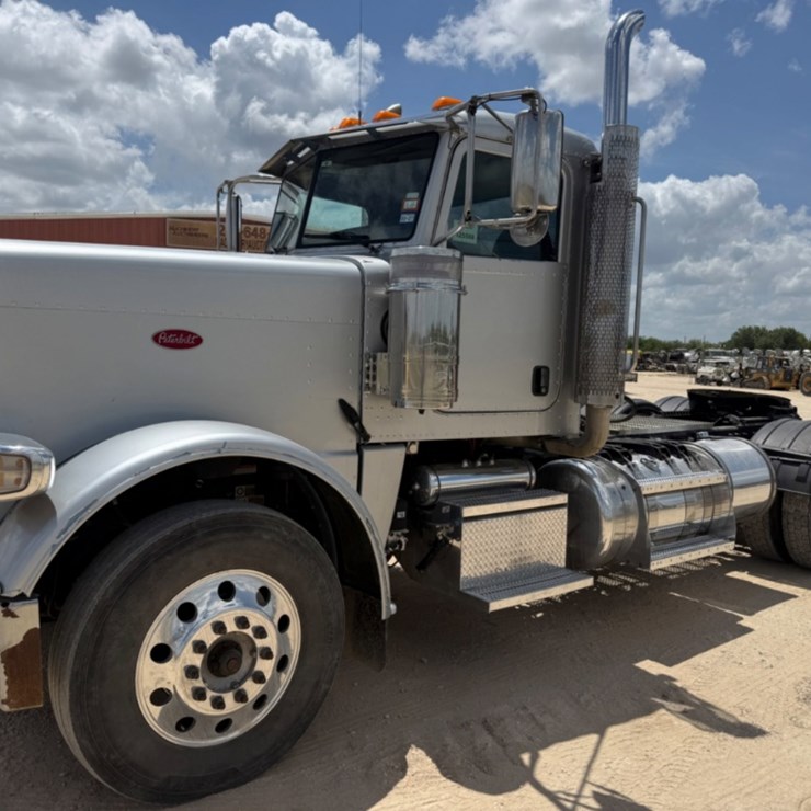 2019 PETERBILT 389