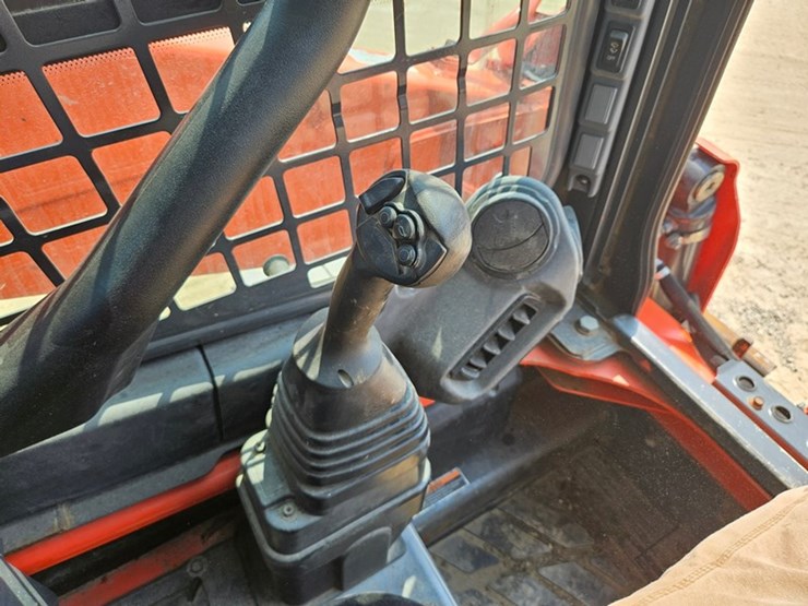 2016-kubota-ssv75-image-19