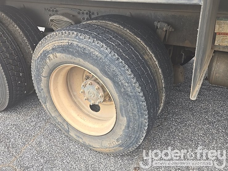 2013-freightliner-m2-106-image-15