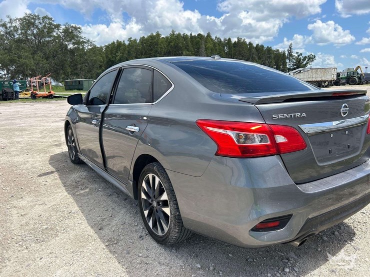 2016-nissan-sentra-sedan-image-4