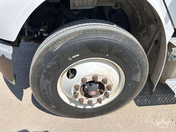 2019-freightliner-m2-106-image-37