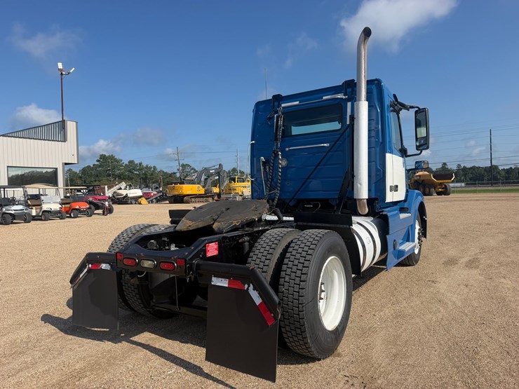 2017-volvo-vnl42t300-image-4