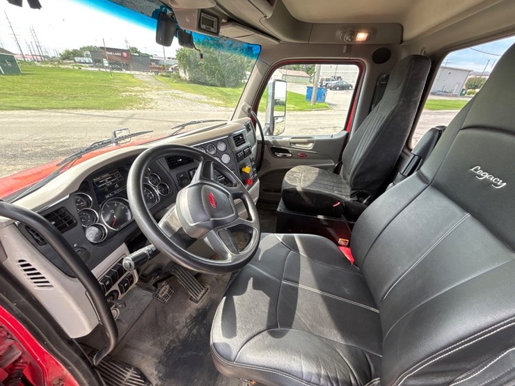 2019-peterbilt-579-image-18