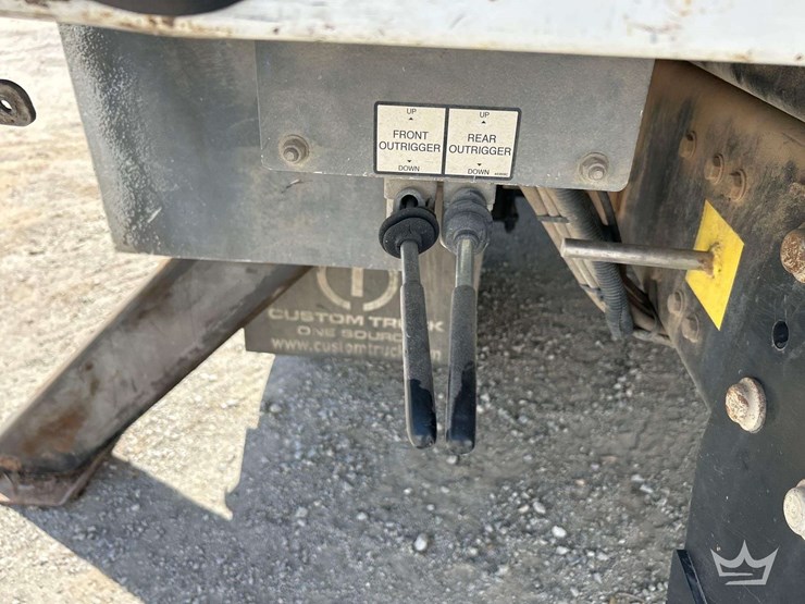 2020-freightliner-m2-106-image-28