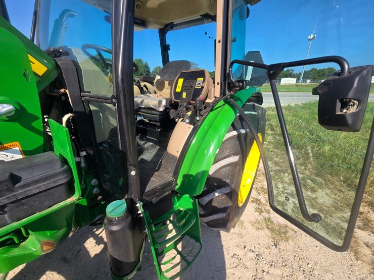 2024-john-deere-5075e-image-29