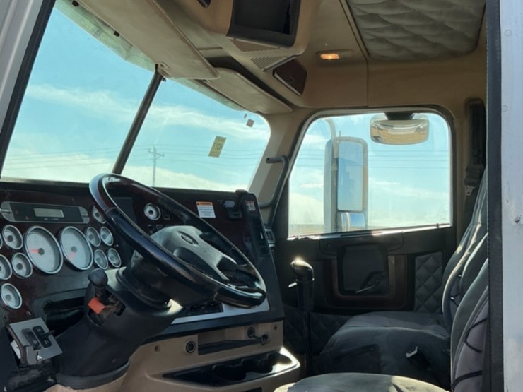 2011-freightliner-coronado-122-sd-image-19