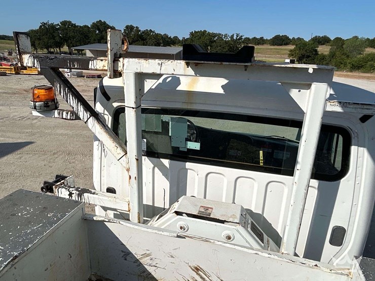 2018-freightliner-m2-106-image-31