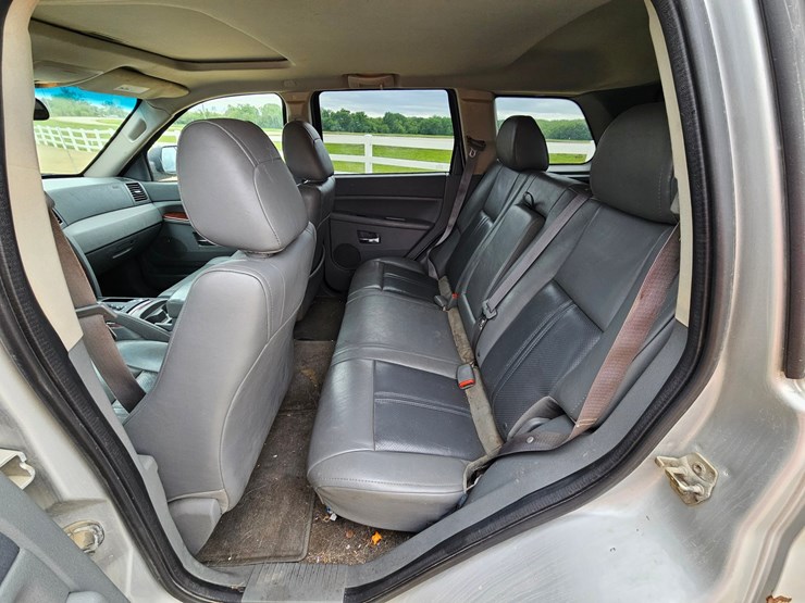 #60-•-2007-jeep-sport-utility-sedan-image-57