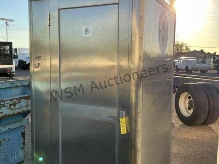 portable-restroom-unit-image-4