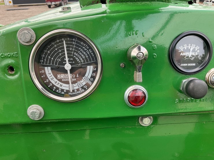 1957-john-deere-820-image-25