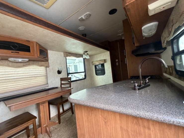 2011-crossroads-cruiser-ctx-fifth-wheel-image-7