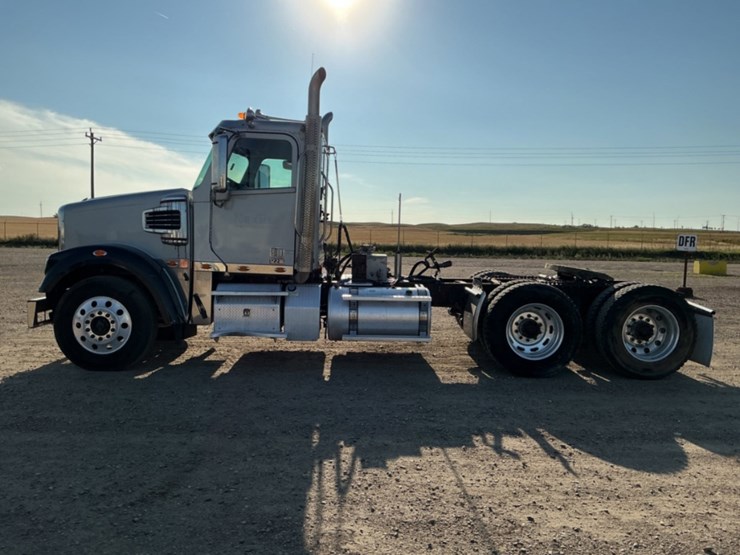 2015-freightliner-coronado-122-sd-image-8
