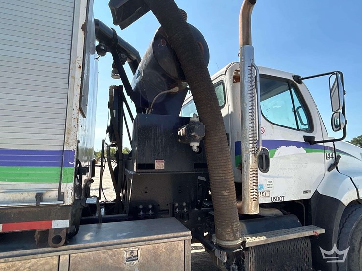 2015-freightliner-114sd-image-33