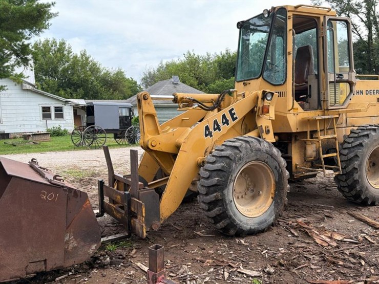 1990-deere-444e-image-1