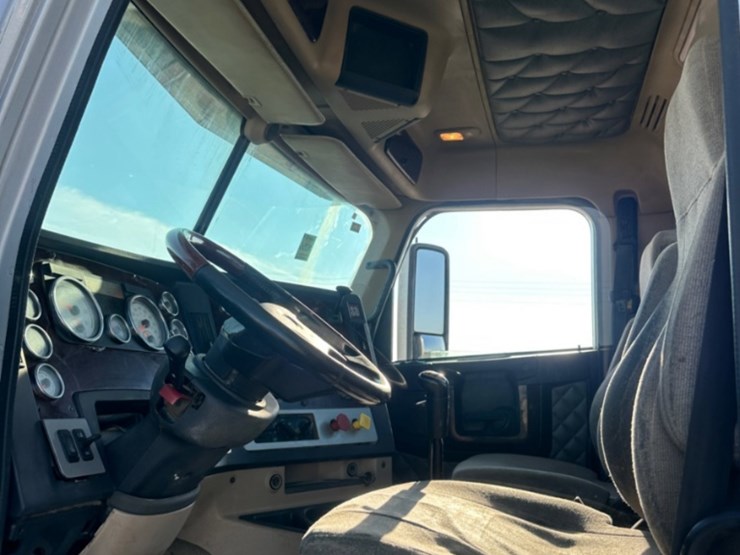 2015-freightliner-coronado-122-sd-image-19