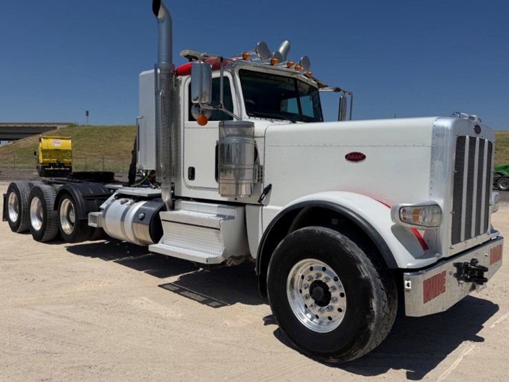 2020-peterbilt-389-image-3