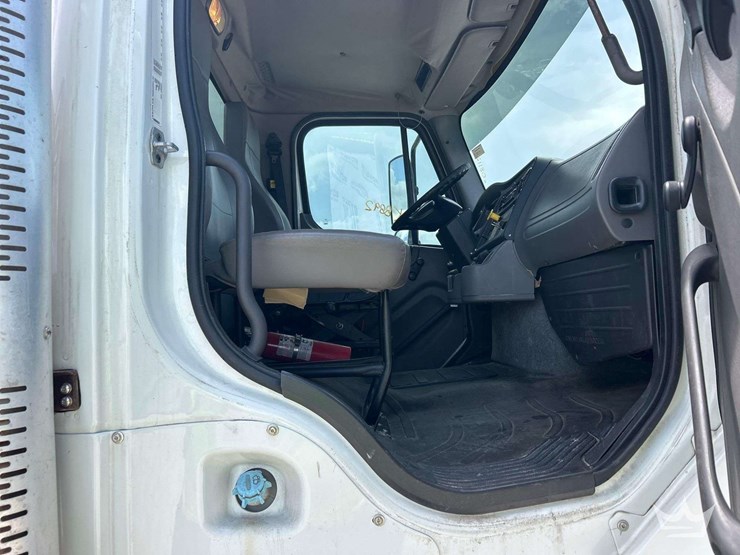 2015-freightliner-114sd-image-23