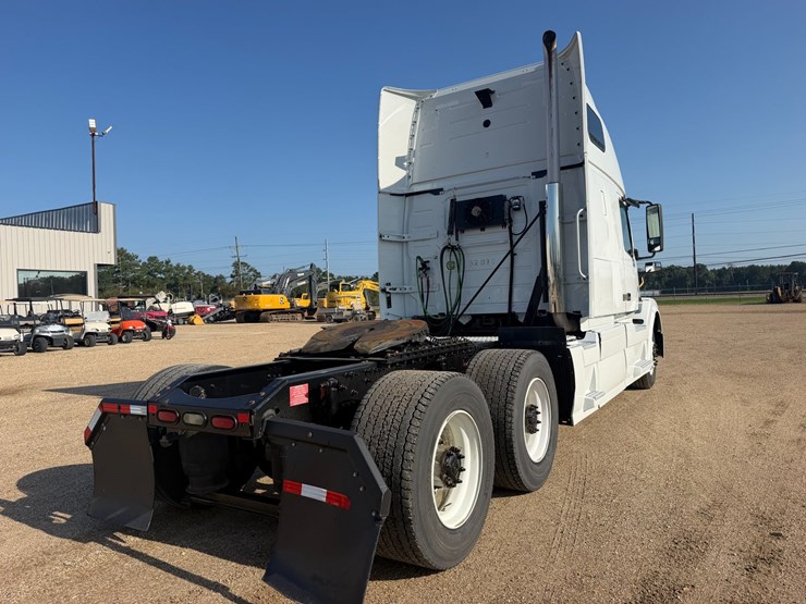 2016-volvo-vnl64t670-image-4