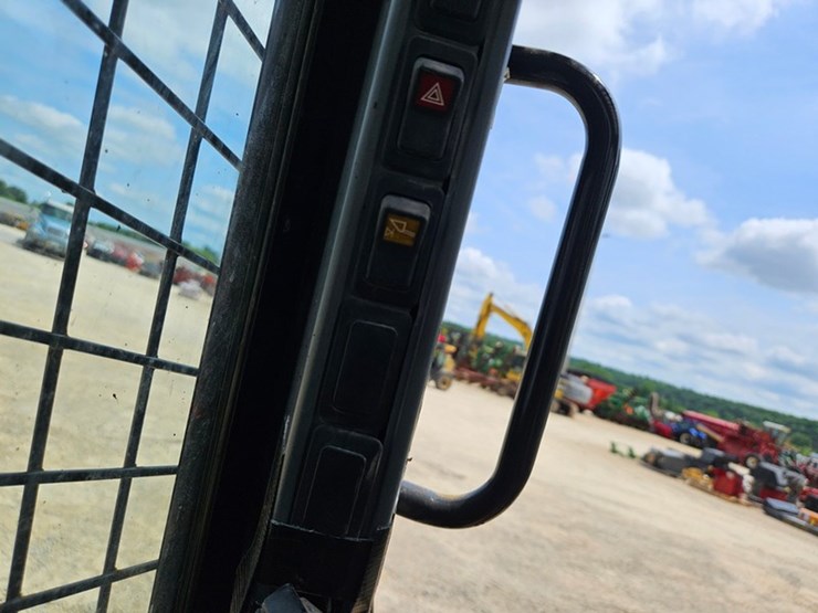 new-holland-c238-image-33