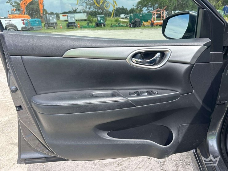 2015-nissan-sentra-sedan-image-11