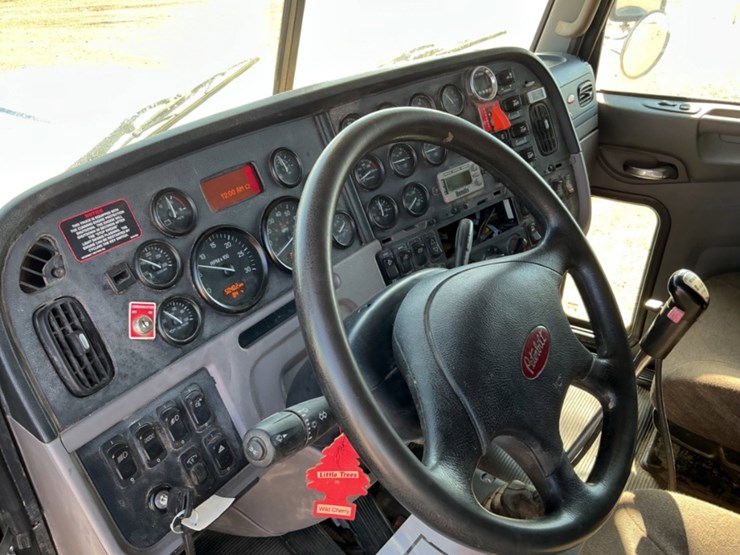 2015-peterbilt-367-image-25