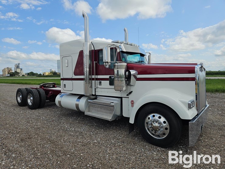 2024-kenworth-w900-image-3