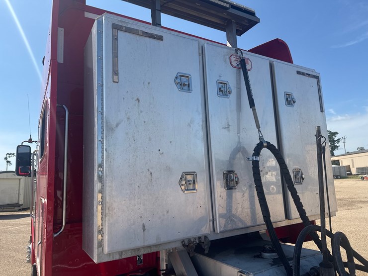 2021-peterbilt-389-image-14