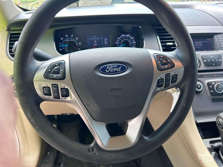 2017-ford-taurus-sedan-image-13