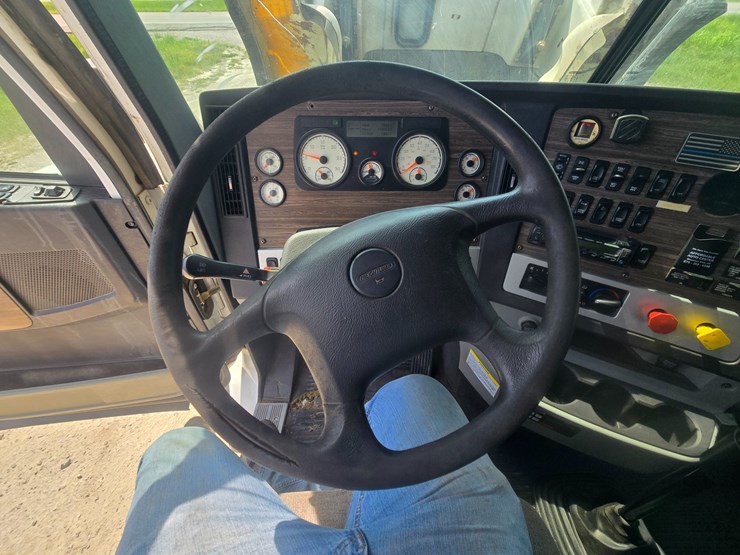 2017-freightliner-122sd-image-55