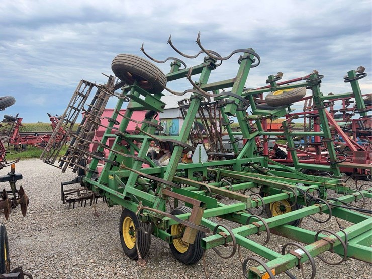 2025-john-deere-960-image-3
