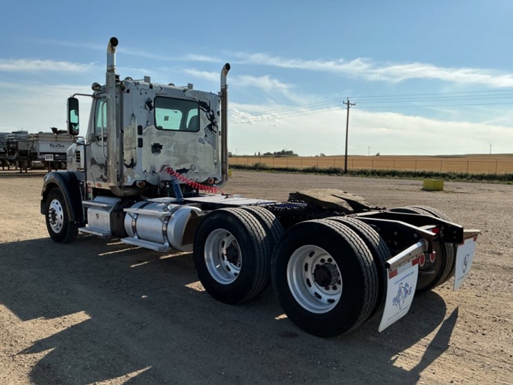 2011-freightliner-coronado-122-sd-image-7