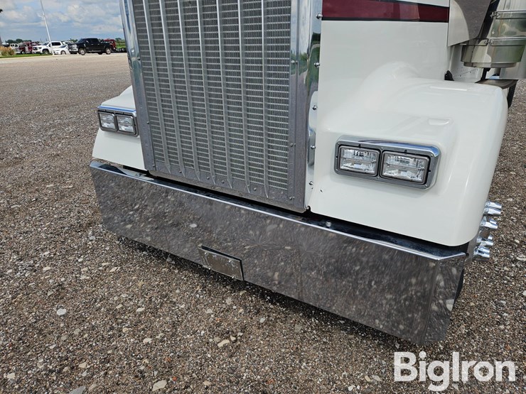 2024-kenworth-w900-image-10