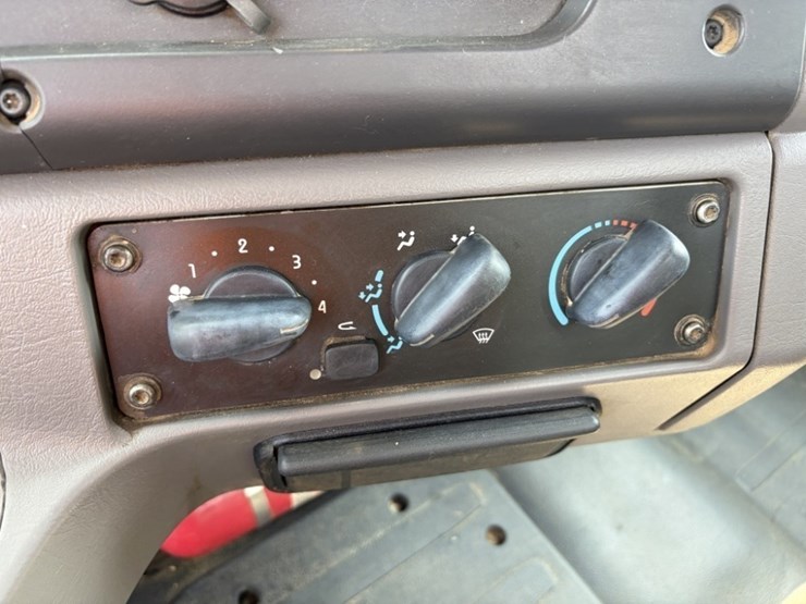 2018-freightliner-108sd-image-36