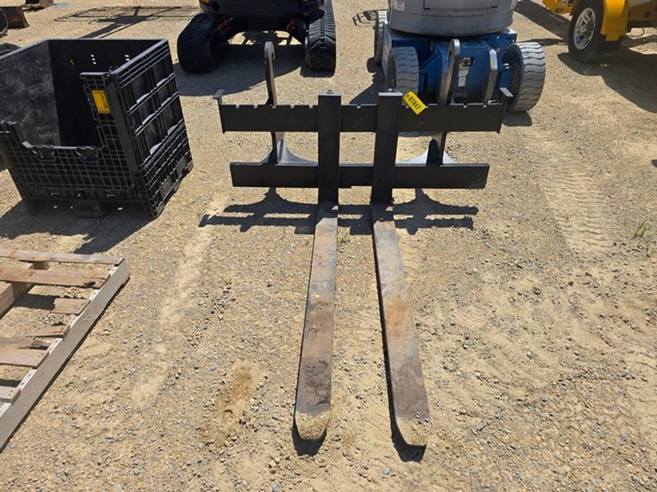 #71-•-john-deere-work-site-pro-60"-loader-forks-image-7