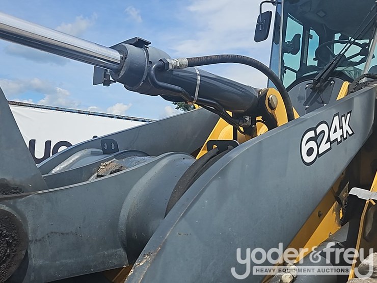 2014-deere-624k-image-30