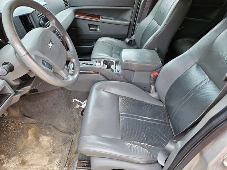 #60-•-2007-jeep-sport-utility-sedan-image-61