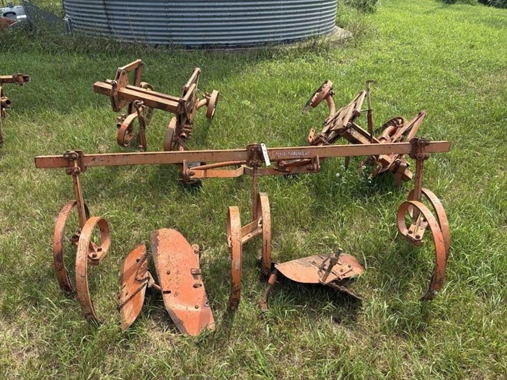 allis-chalmers-2-row-cultivator---off-d15-image-1