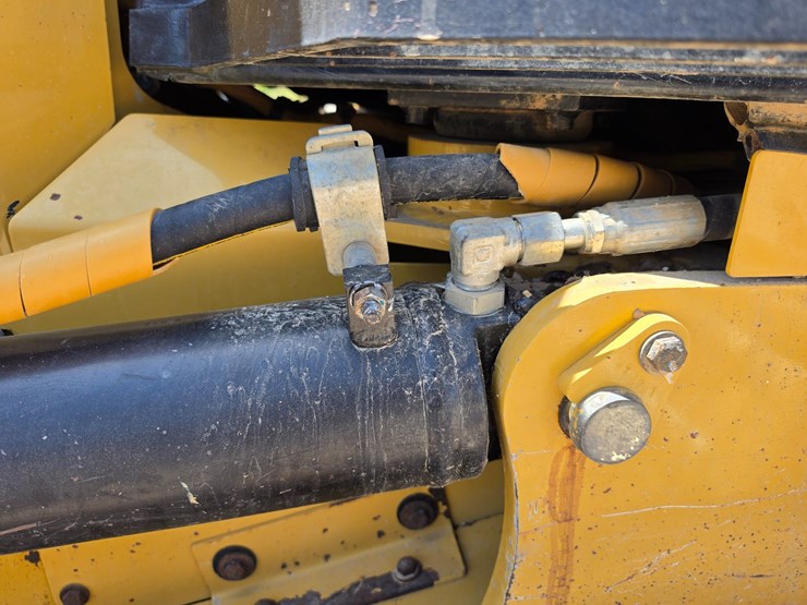 2016-caterpillar-d6k2-lgp-image-64