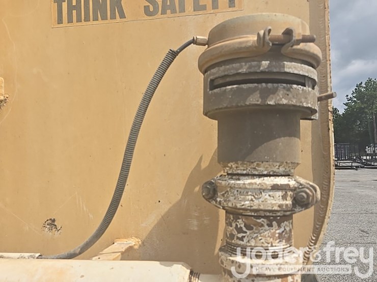 2013-freightliner-m2-106-image-29