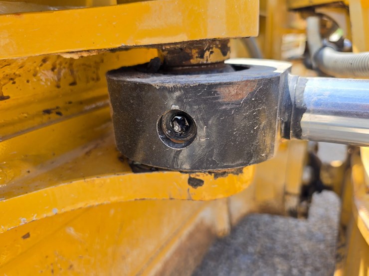 2016-caterpillar-d6k2-lgp-image-69