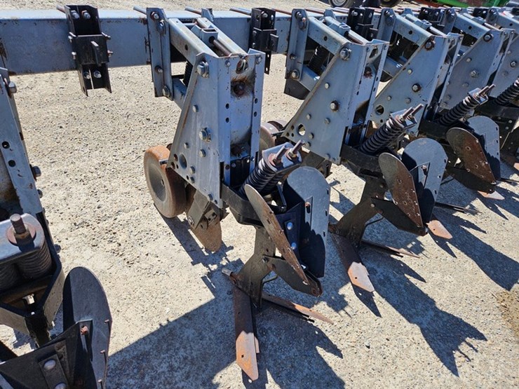 #80-•-hiniker-3pt-8-row-30"-cultivator-image-21