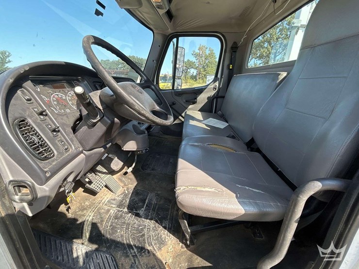 2019-freightliner-m2-106-image-12